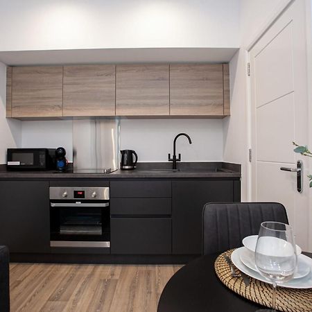 Modern 2 Bedroom Apartment In Bolton Extérieur photo